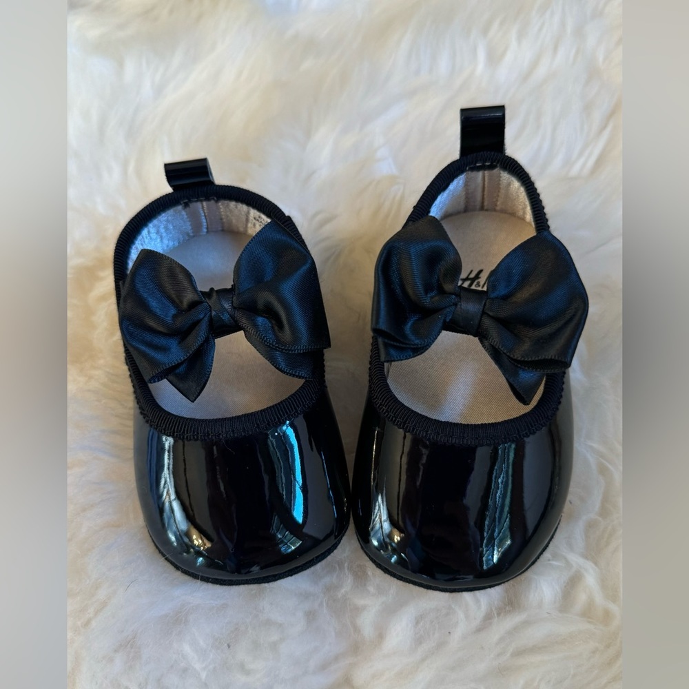 H&M BLACK APPLIQUED BALLET FLATS